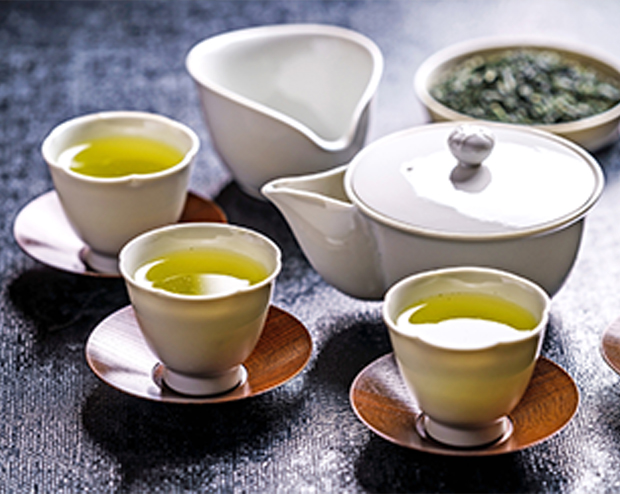 一日の疲れを癒す秋の夜長に、お茶を淹れて楽しむ贅沢なひと時を