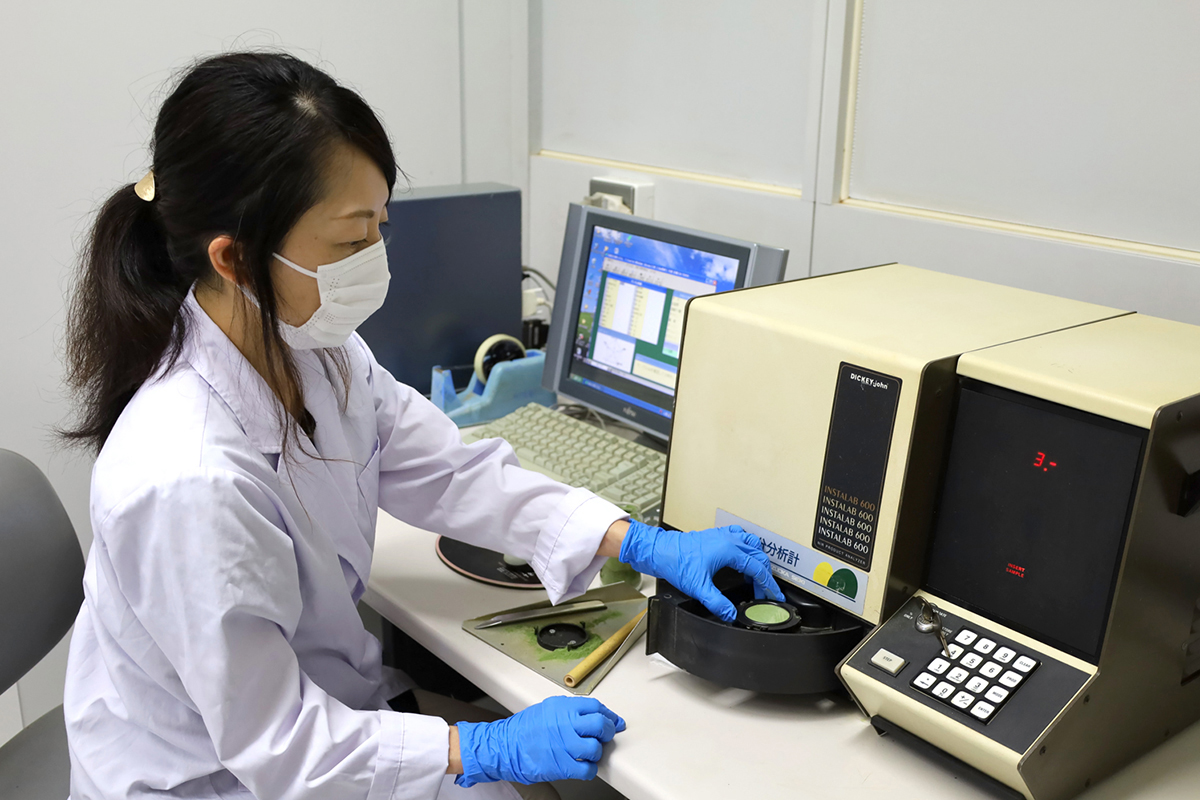 茶成分分析の様子