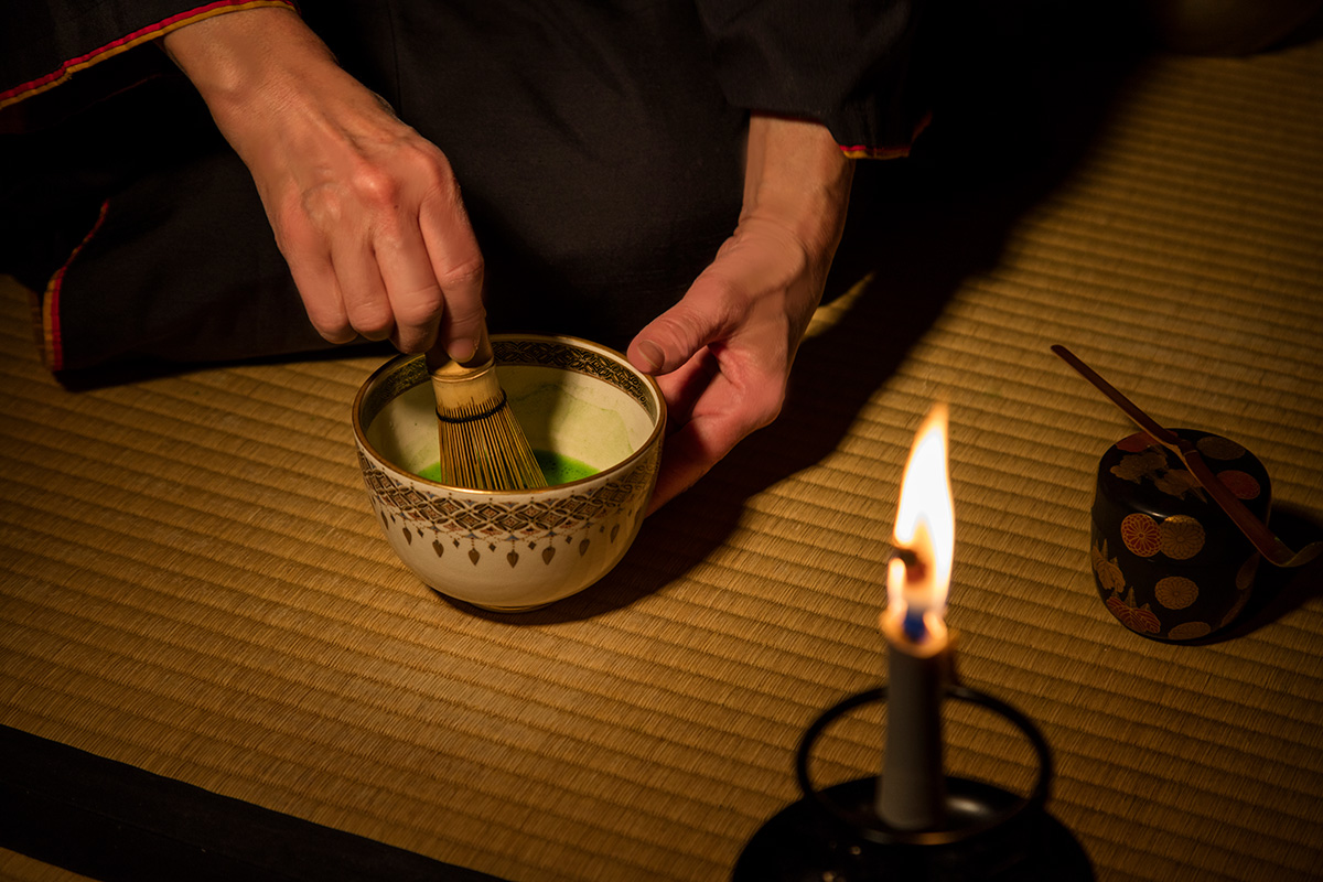 蝋燭の灯りに包まれて―夜咄（よばなし）の茶事