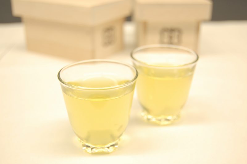 茶師厳選 熟成玉露 グラスに入ったお茶